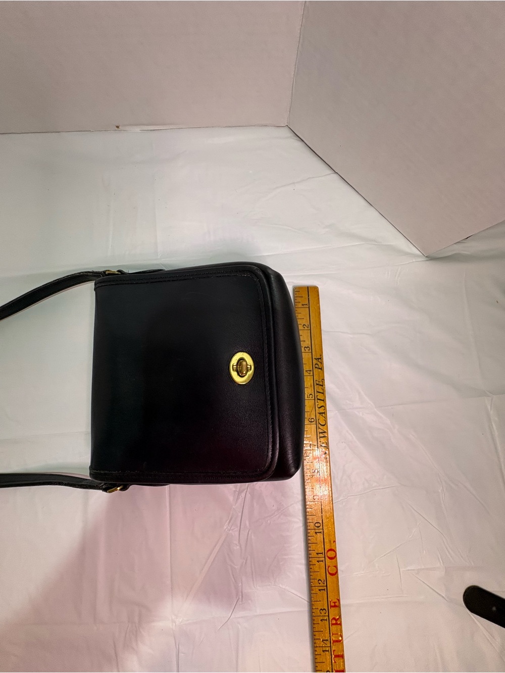 Vintage Classic Black Leather Crossbody Bag with Gold Turn-Lock - Picture 3 of 10